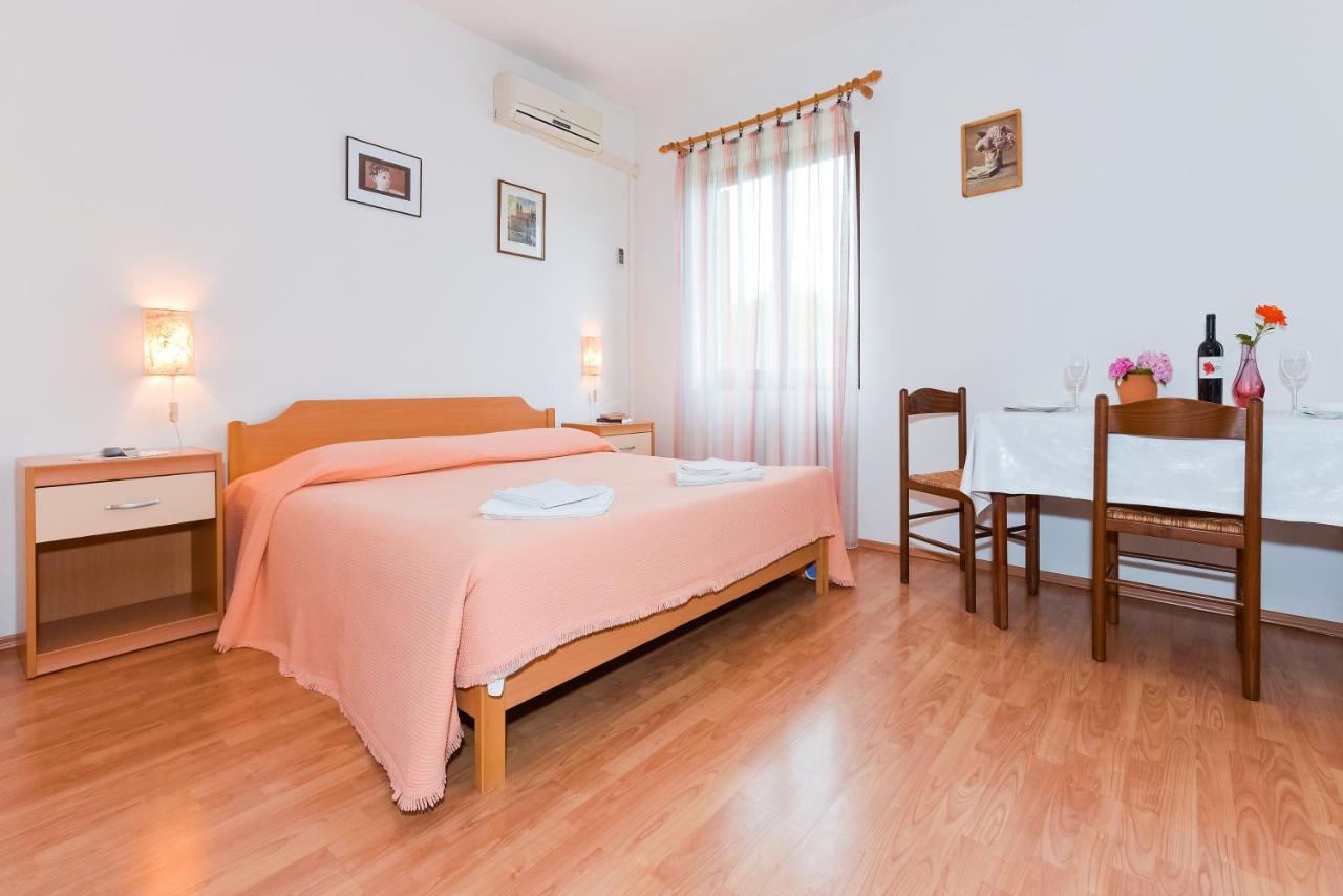 Apartments Adria Biograd Na Moru Rom bilde