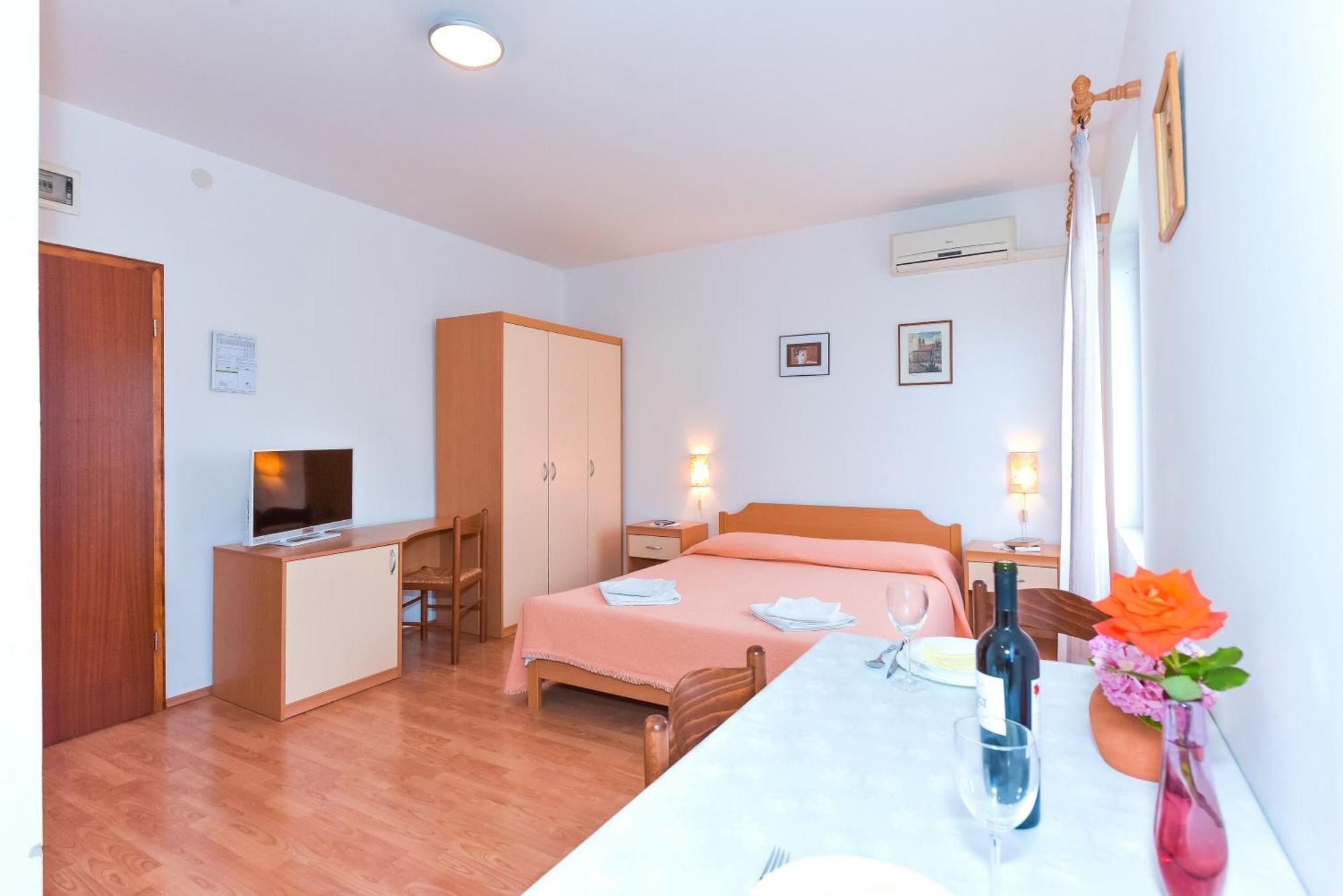 Apartments Adria Biograd Na Moru Rom bilde